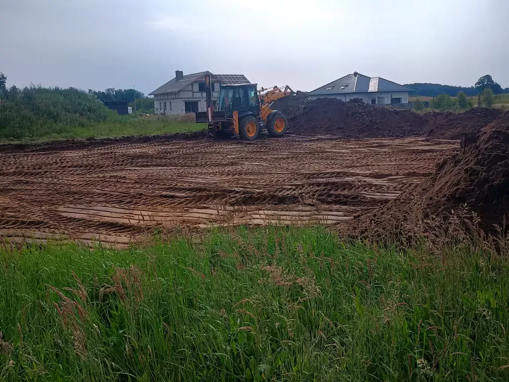 Wyrównany teren - niwelacja PIOTRKOP Chojnice